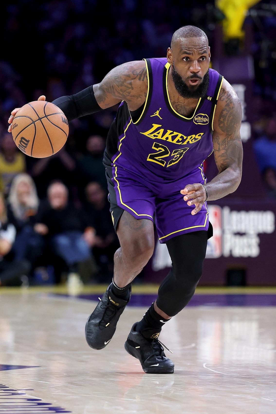 爱游戏体育-湖人引发争议！，詹姆斯官方宣布险胜新规上演精彩一战的简单介绍