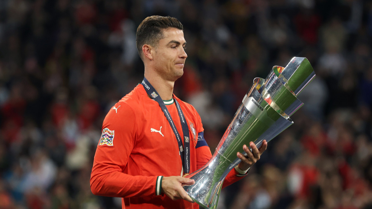 爱游戏-C罗回归赛场，势不可挡首场状态亮眼，湖人观众沸腾！的简单介绍