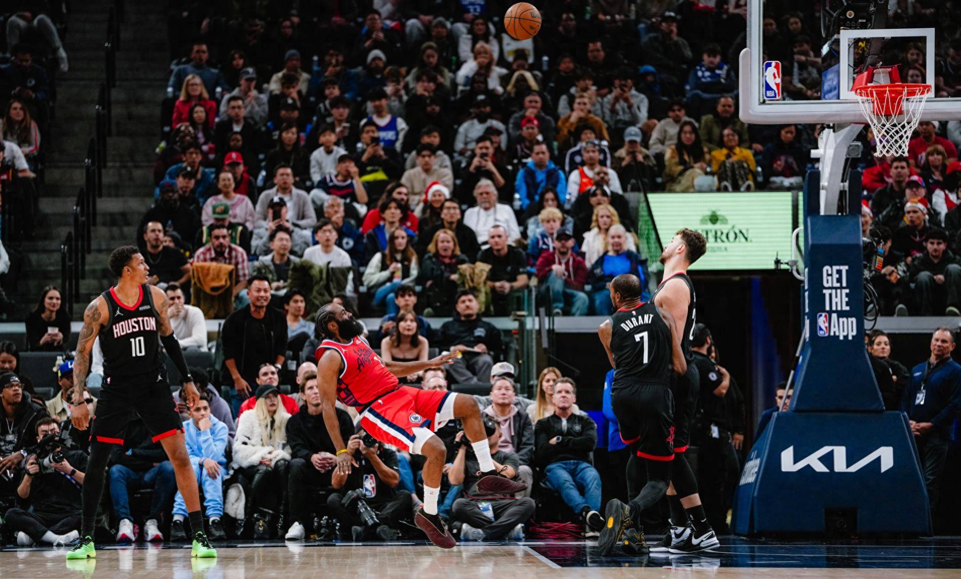 爱游戏体育- 哈登在中国前呼后拥万人追捧